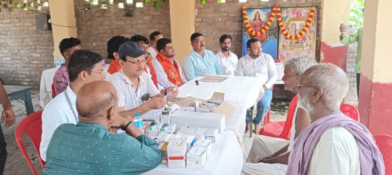 बजरंग दल के सेवा-सुरक्षा सप्ताह में लगा स्वास्थ्य शिविर, सैकड़ों लोगों ने कराया चेकअप